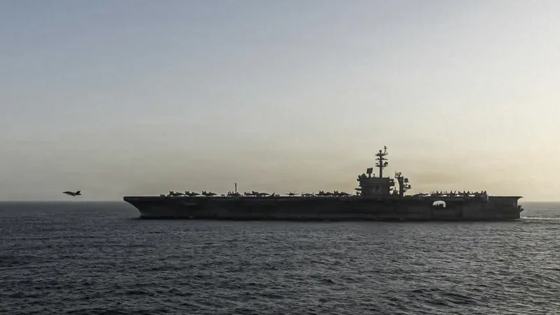 Marinero enfrenta sanciones tras saltar de portaaviones de EEUU
