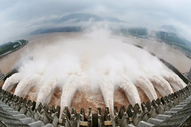 Creíamos que China había aprendido la lección al alterar la rotación de la Tierra con una de sus construcciones, pero está levantando una todavía mayor