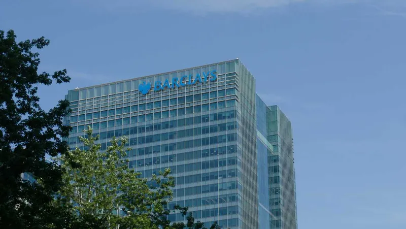 Barclays se carga 5.000 empleos por la IA pese a ganar 2.300 millones