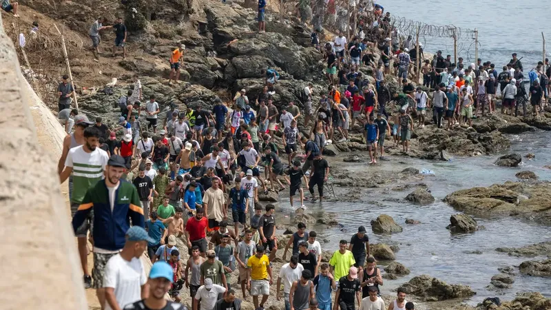Gobierno español ve “imposible” saber cuántos migrantes irregulares siguen en Ceuta tras cifrarlos en 5.000