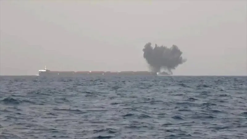 Un buque indio es hundido tras un ataque frente a las costas de Yemen