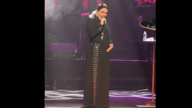 Camila Fernández muestra la pancita de su segundo embarazo y le dedica canción en pleno concierto