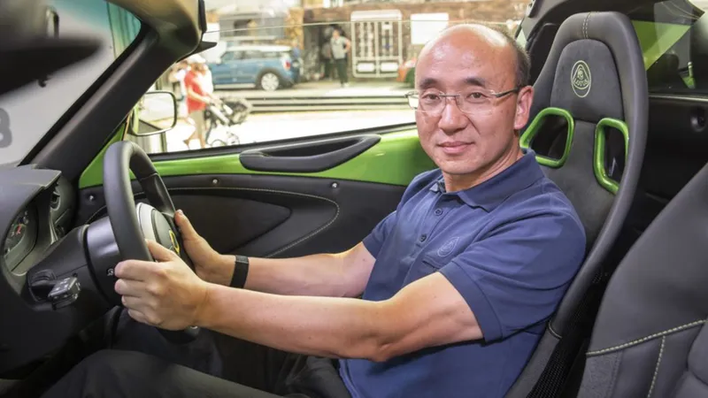 Feng Qingfeng, CEO de Lotus, dice que “cualquier coche que pese más de 1,8 toneladas es mediocre”, pero todos sus coches lo hacen