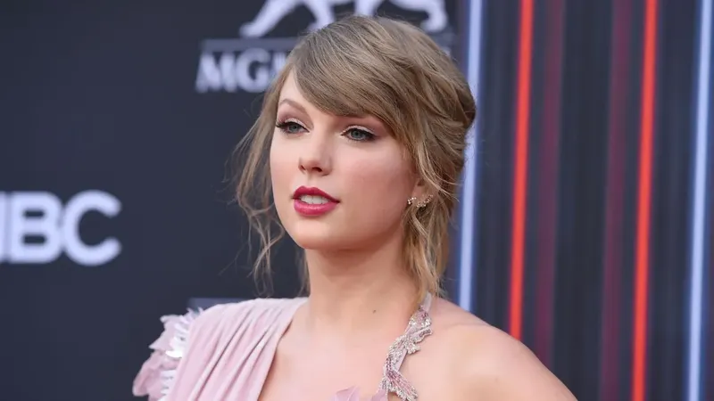 Taylor Swift sorprende con una presentación en la premiere de “Toy Story 5” en Los Ángeles