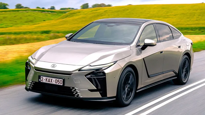 201 CV y sólo 4,8 L/100 km: probamos el nuevo Lexus ES, la alternativa híbrida de Toyota al BMW Serie 5