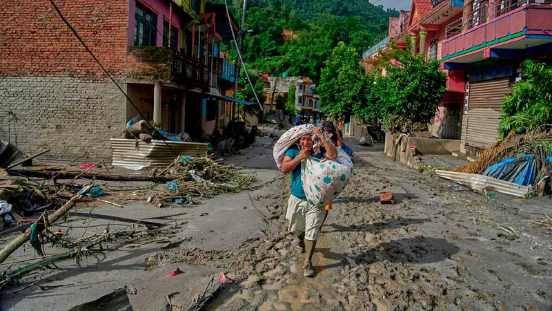 Aumenta la cifra de fallecidos y desaparecidos por devastadora avalancha en Nepal y China