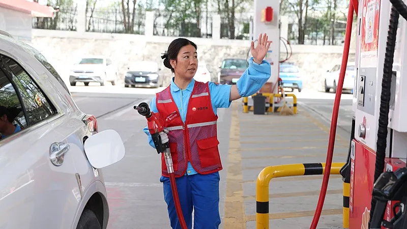 Mientras muchos países sufren por la subida de la gasolina, China baja por segunda vez este año el precio de la gasolina al por menor