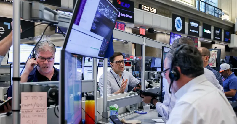 Dow Jones lidera alzas en Wall Street mientras el petróleo cae a mínimos de más de tres meses