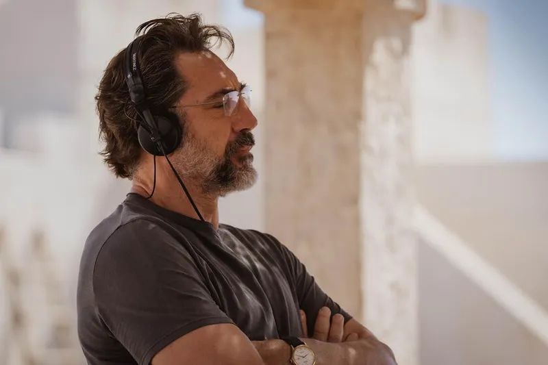 ‘El ser querido’ cambia de formatos, aunque el blanco y negro es el más claro e intencionado. Creo que va en contra de lo que pretende su director