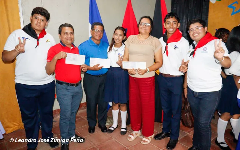 Maestras y maestros del Distrito VII de Managua reciben Bono Presidencial