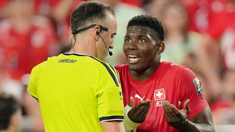 ¿Esto es legal? Nadie puede creer cómo el VAR expulsó a Breel Embolo