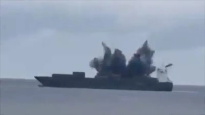 Otro petrolero arde en Ormuz; Armada iraní recuerda coordinar el tránsito