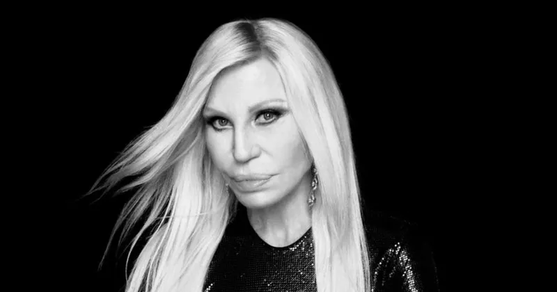 Donatella Versace va por la generación Z con nuevo negocio de belleza y moda junto a REVOLVE
