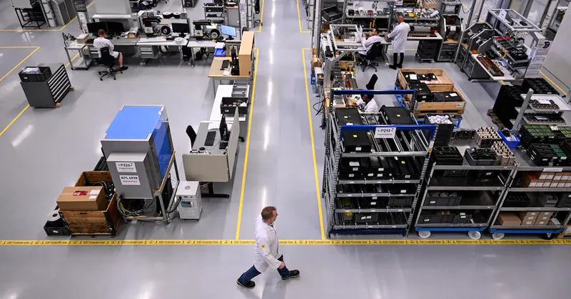 Pedidos industriales de Alemania aumentan más de lo previsto por los economistas