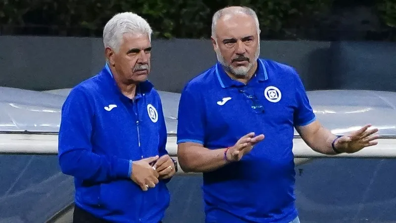 Todavía no se va Efraín Juárez, pero Pumas ya tendría a su relevo