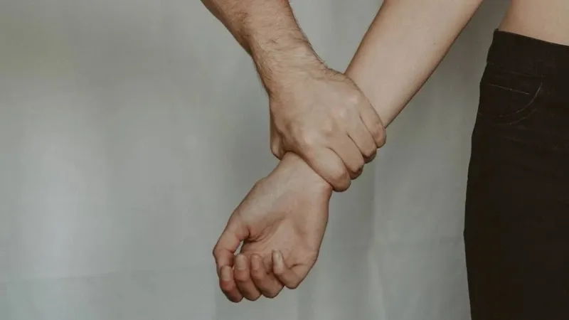 Demanda por 3 millones de dólares a mujer que lo quiere como amigo
