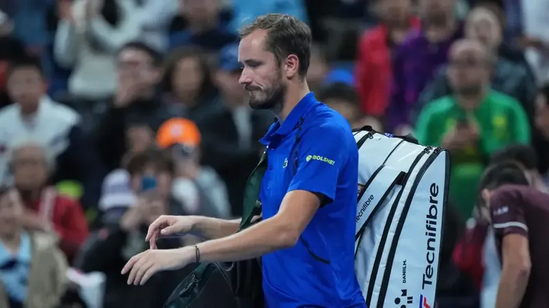 Este es el bolazo al ojo de Medvedev que le costó la descalificación ante Djokovic