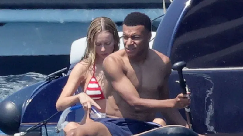 Ester Expósito y Kylian Mbappé, entre besos y abrazos, presumen sus cuerpazos de verano en Cerdeña