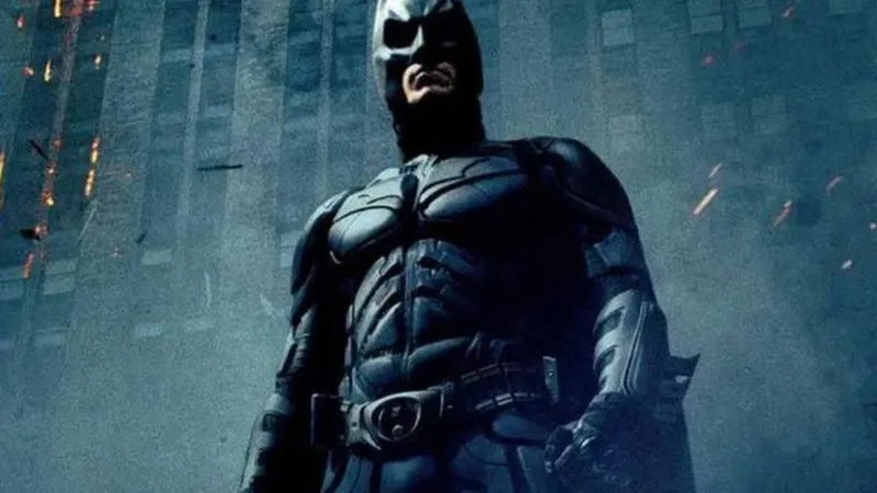 Es más probable que cedas tu asiento a una embarazada si hay una persona disfrazada de Batman que si no la hay: se llama 'efecto Batman'