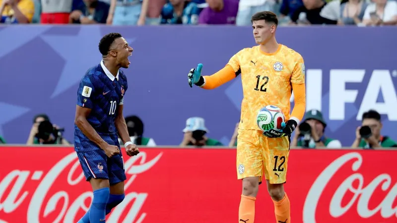 Final caliente: Mbappé le niega el saludo a Gill, balonazo en la espalda y mensaje en redes