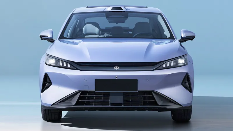 Por 10.735€, BYD vuelve a romper los precios: lanza una berlina híbrida de 4,8 metros, 2.290 km de autonomía y 2,58 L/100 km