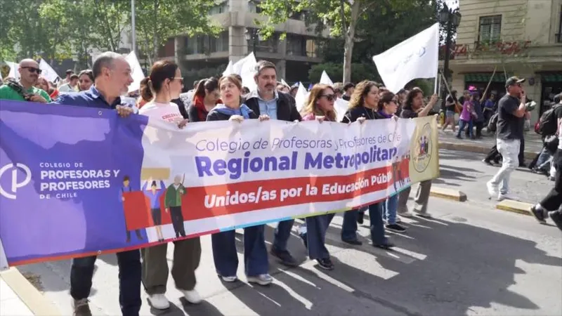 Chilenos protestan contra los recortes en derechos sociales