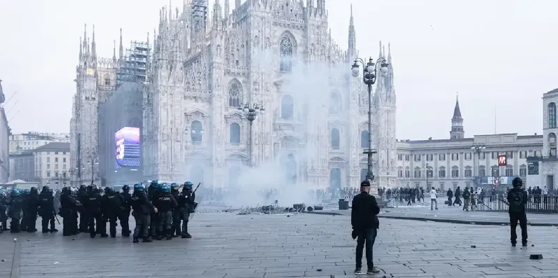 Piedras, gases y cañones de agua: así estallaron los disturbios en Italia