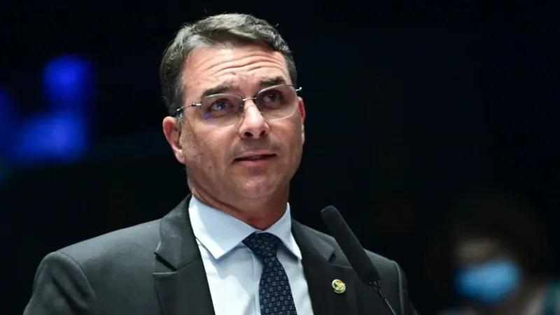 Flávio Bolsonaro lidera resultados parciales en elecciones de Brasil