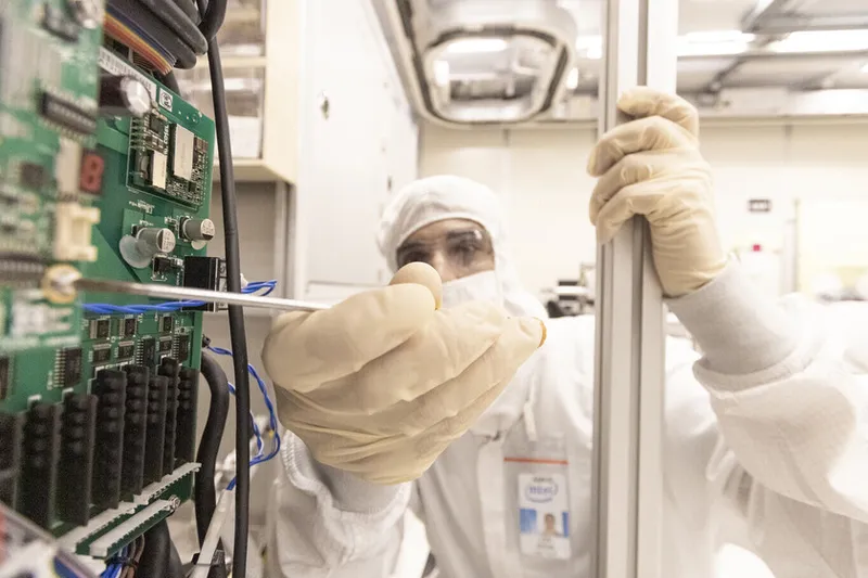 Hay una grieta en la guerra tecnológica de EEUU y China: los fabricantes de chips estadounidenses no paran de ganar dinero allí