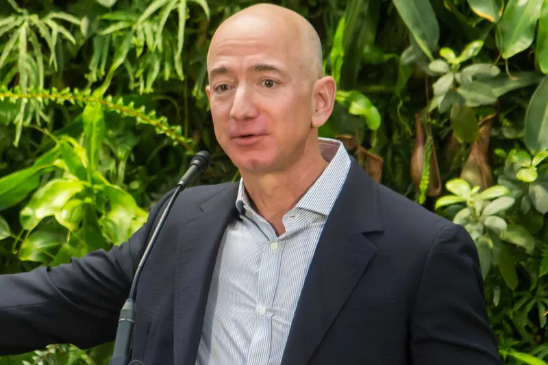 Jeff Bezos cree en la jornada de tres días gracias a la IA, pero su idea va aún más lejos: que las familias necesiten un solo salario