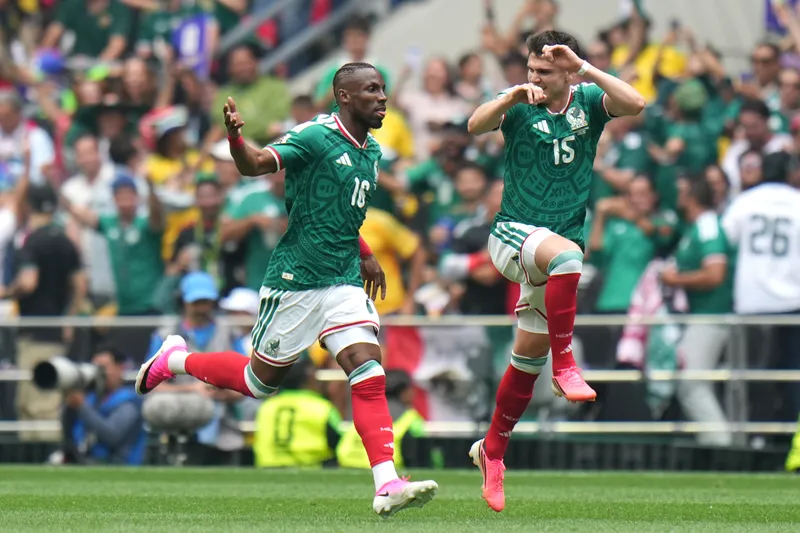 El Canelo Álvarez llenó de elogios a Julián Quiñones en el primer partido del Tri