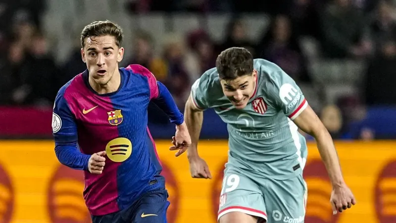 El vestuario del Barça se moja por Julián Álvarez