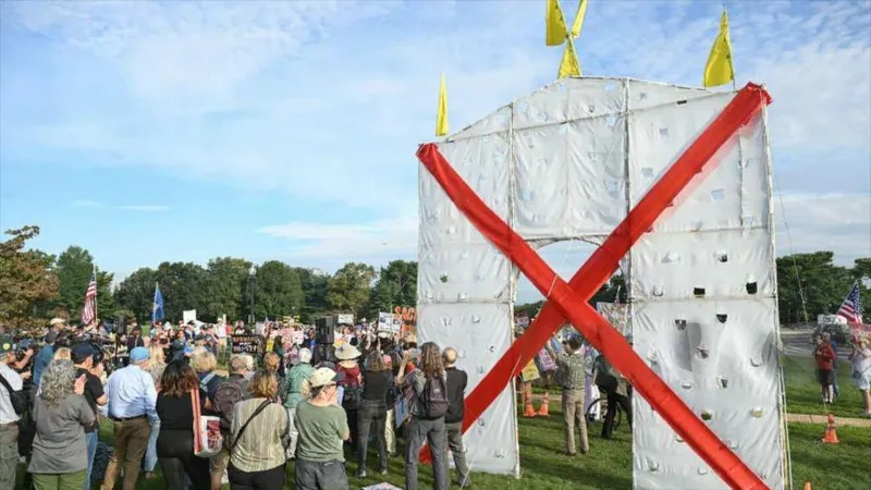 Manifestantes protestan contra Arco del Triunfo de Trump en Washington