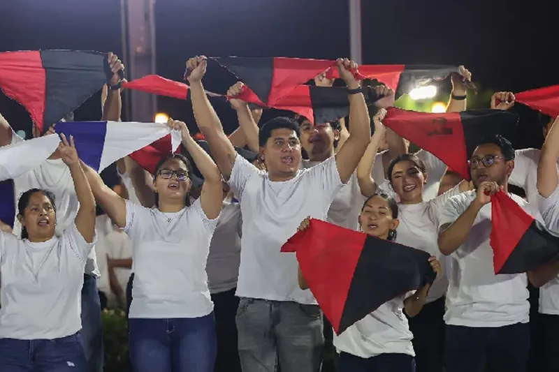 Juventud y prensa internacional se suman a celebración del 47/19