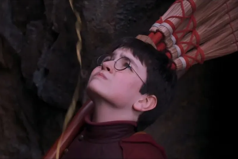 La serie de Harry Potter se adelanta a su próximo tráiler con nuevas escenas de Quidditch y el Gran Comedor. HBO cuida al máximo el detalle