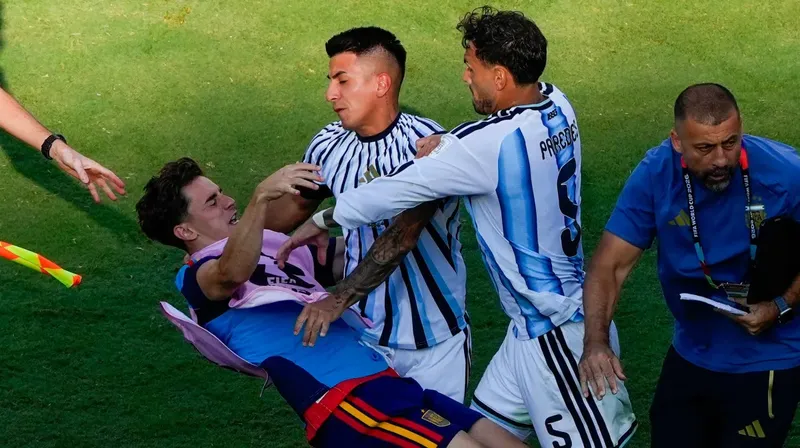 Exfutbolistas ingleses se indignan por las actitudes de Leandro paredes