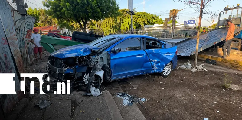 Accidente en autolote El Chele: auto derriba poste y semáforos tras perder el control