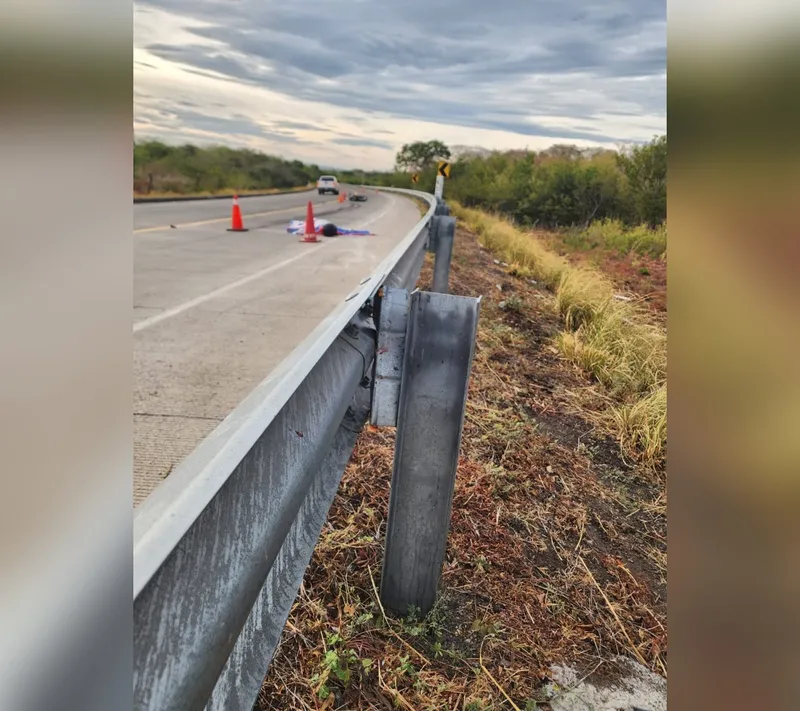 Joven de 25 años muere al chocar su moto contra valla en León