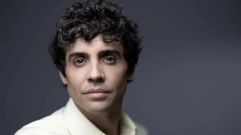 Ambrossi: "Yo siento que me estamparon la bola negra en toda la cara... Al ir a un colegio del Opus Dei como niño gay, te la dan y si no la quieres te la comes con patatas"