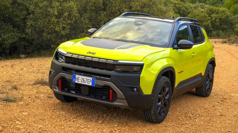 Sólo 5,3 L/100 km y una bestia 4x4 disfrazada de SUV híbrido: probamos el nuevo Jeep Avenger 4xe Overland