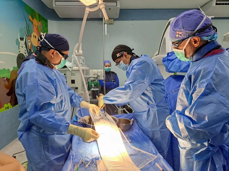 Médicos de EE.UU y nicaragüenses en jornada de cateterismos a niños en el Hospital La Mascota