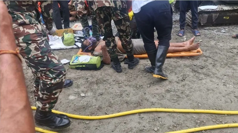 Nueve días bajo tierra: rescatan con vida a dos personas tras las devastadoras inundaciones en Nepal