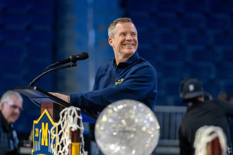 Dusty May es el nuevo técnico de los Mavericks