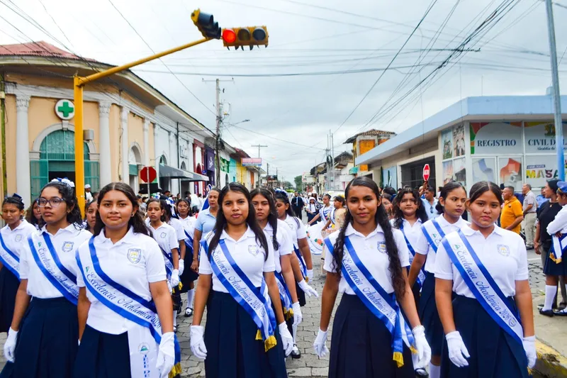 Azul y blanco engalana las calles de Masaya en desfiles estudiantiles