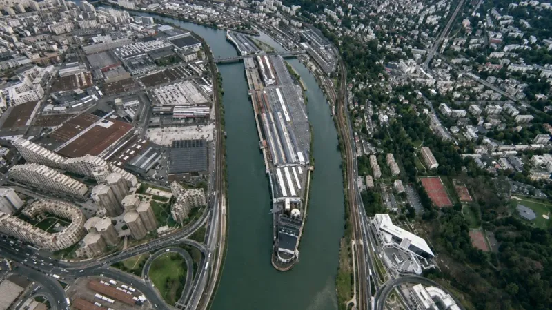 Renault convirtió una isla del Sena en una gigantesca fábrica: casi un siglo después, París todavía intenta decidir qué hacer con ella