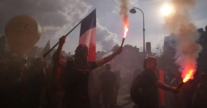 Surgen actos de violencia en Francia ante las protestas nacionales de los chalecos amarillos y de los estudiantes
