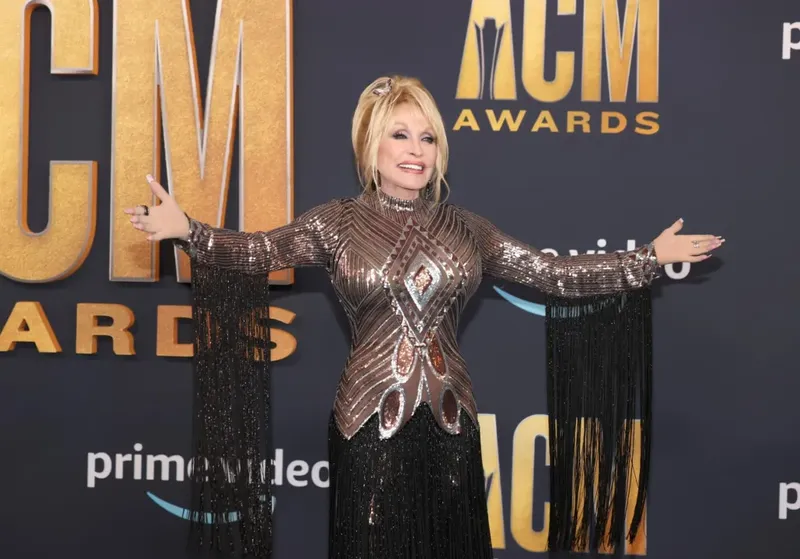 Estrella de Dolly Parton en el Paseo de la Fama de Hollywood es vandalizada, será reemplazada