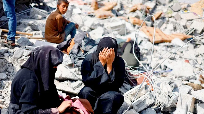 Aviones de guerra de Israel bombardean a familias en Khan Younis