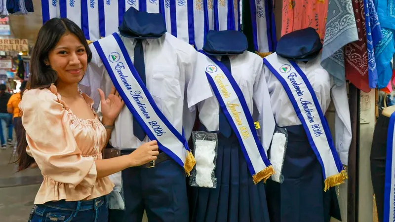 Mercado Roberto Huembes mantiene descuentos y ofertas en trajes y uniformes para las fiestas patrias 2026