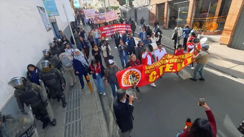 Maestros marchan con cacerolas contra las políticas de Paz Pereira